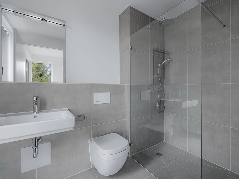 hochwertige Bäder mit bodengleicher Dusche - Neubau Gilching energieeffizient energiesparend